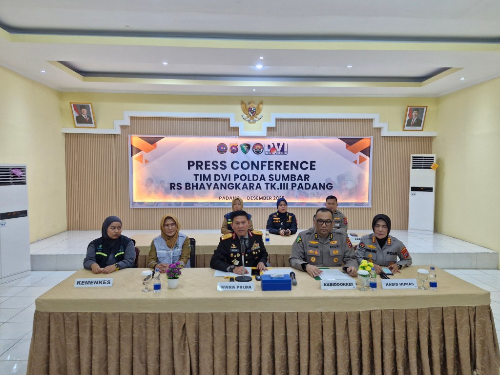 Wakapolda Sumbar Serahkan Sertifikat 6 Jenazah Korban Galodo Sumbar yang Teridentifikasi Lewat&nbsp;DNA