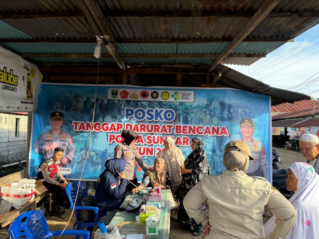 Biddokkes Polda Sumbar Berikan Layanan Kesehatan Gratis kepada 997 Warga Terdampak&nbsp;Banjir