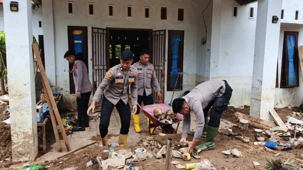 Polda Sumbar Berkolaborasi dengan Warga Pulihkan Ikur Koto Pasca&nbsp;Banjir