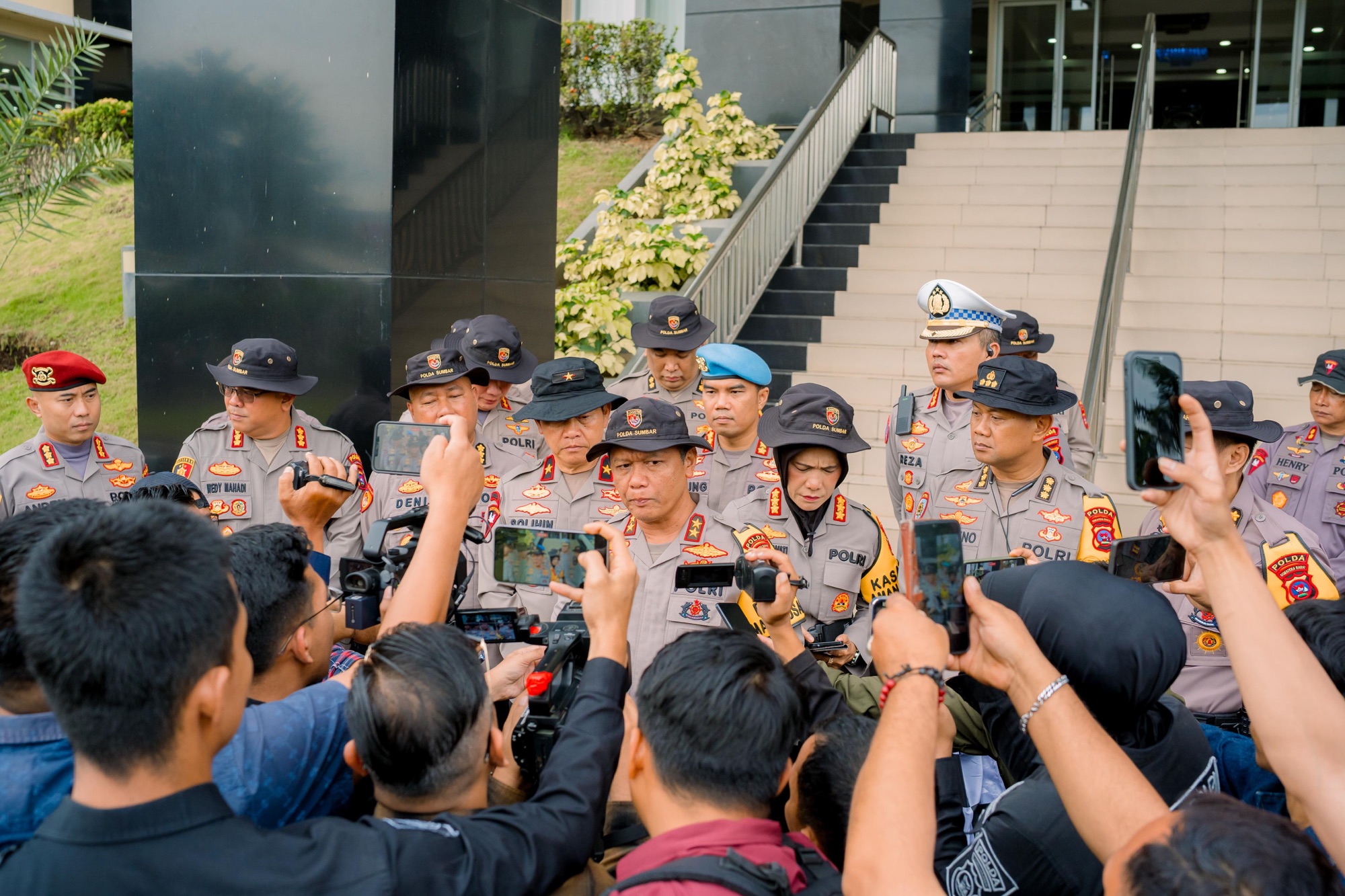 Polda Sumbar Siapkan Puluhan Titik Penampungan Air Bersih untuk Warga Terdampak Bencana