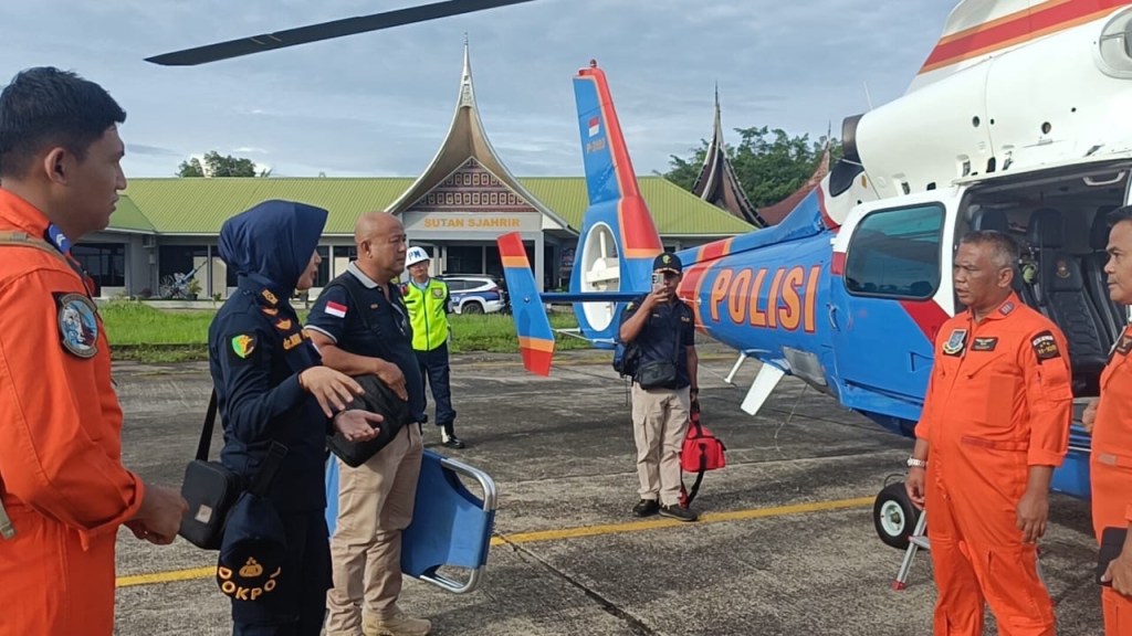 Polri Perkuat Misi Kemanusiaan, Helikopter BKO Polda Sulsel Salurkan Bantuan dan Nakes ke Wilayah Banjir di&nbsp;Sumbar