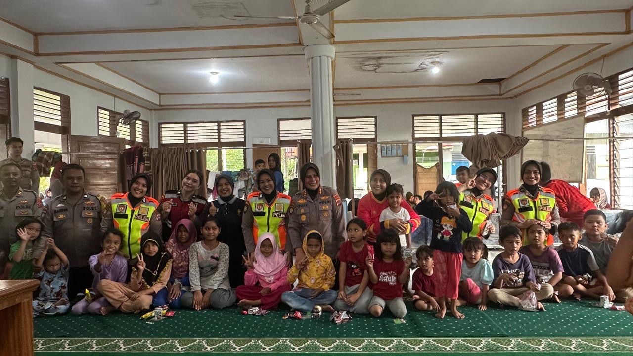 Pulihkan Psikologis Anak Pasca Banjir, Polwan Polda Sumbar Gelar Trauma Healing di Mushalla Nurul Jadid