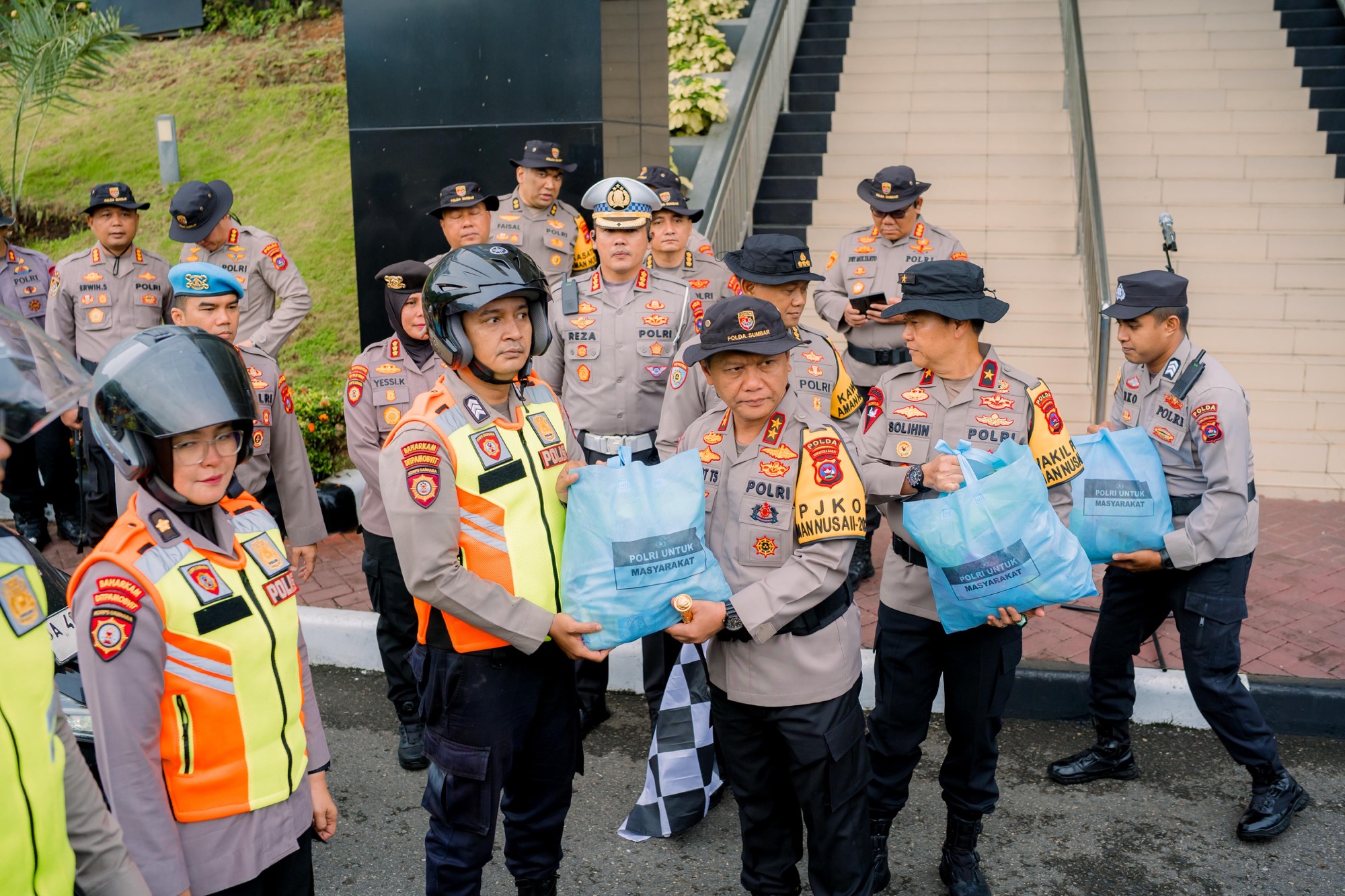 Polri Hadir Untuk Masyarakat, Kapolda Sumbar Pimpin Langsung Distribusi 2.000 Paket Sembako dengan 200 Motor ke Warga Terdampak Bencana