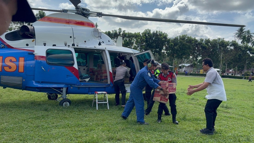 Polda Sumbar Tempuh Jalur Udara Menggunakan Helikopter Salurkan Bantuan Logistik ke Warga Terisolir di Sungai Batang&nbsp;Agam