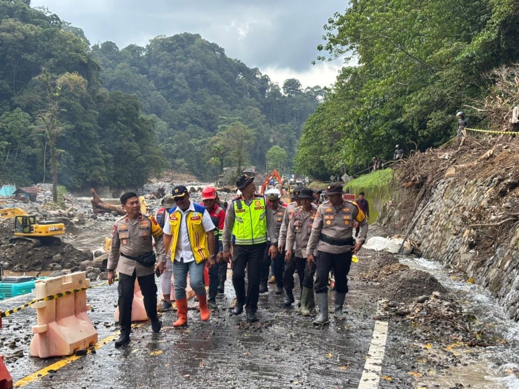 Wakapolda Sumbar Tinjau Langsung Lokasi Jalan Putus di Jalur Padang–Bukittinggi