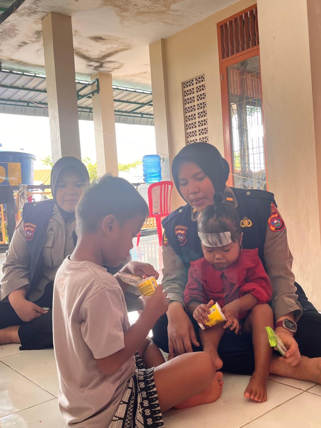 Polda Sumbar Hadirkan Trauma Healing untuk Korban Banjir di Batu Busuak dan Ikur&nbsp;Koto