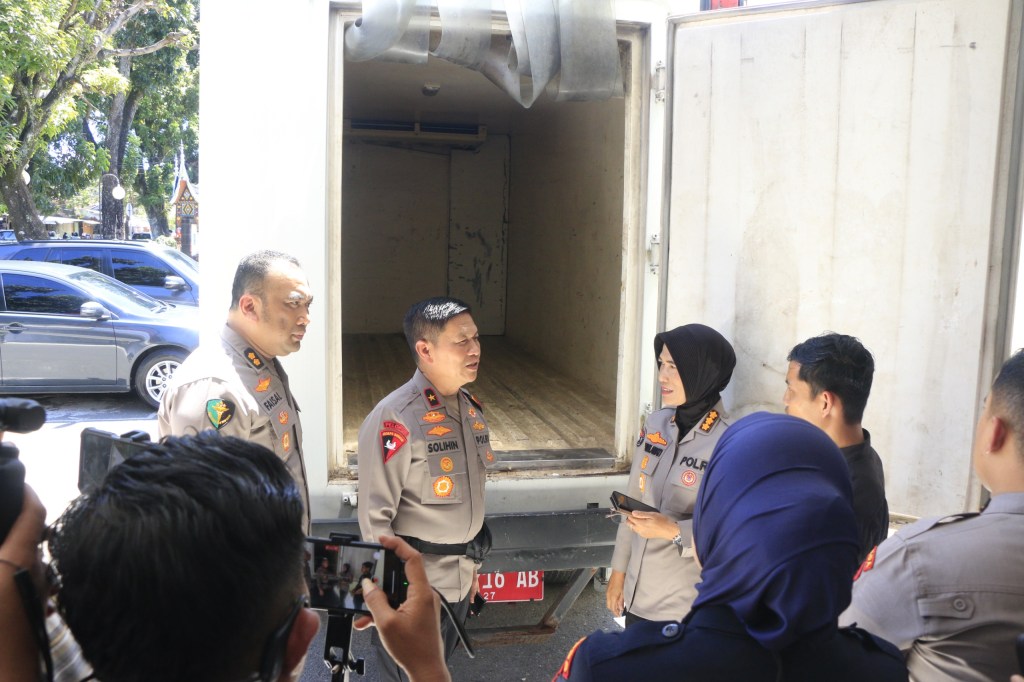 Polda Sumbar Terima Bantuan Mobil Pendingin dari Pemprov Sumbar untuk Percepatan Penanganan Korban&nbsp;Bencana
