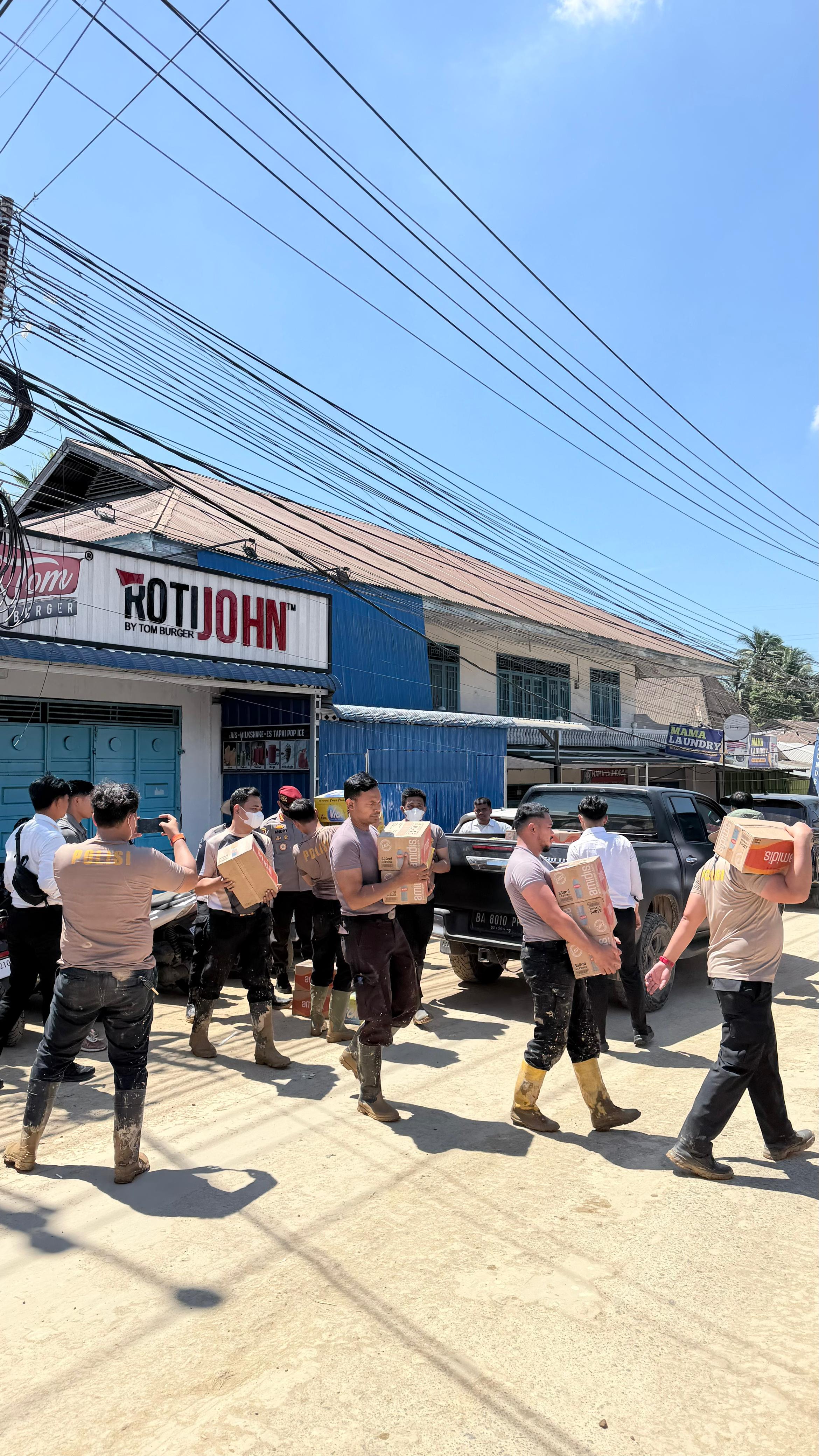 Ditreskrimsus Polda Sumbar Salurkan Bantuan Logistik untuk Anggota dan Warga Korban Banjir di Wilayah Hukum Polsek Pauh