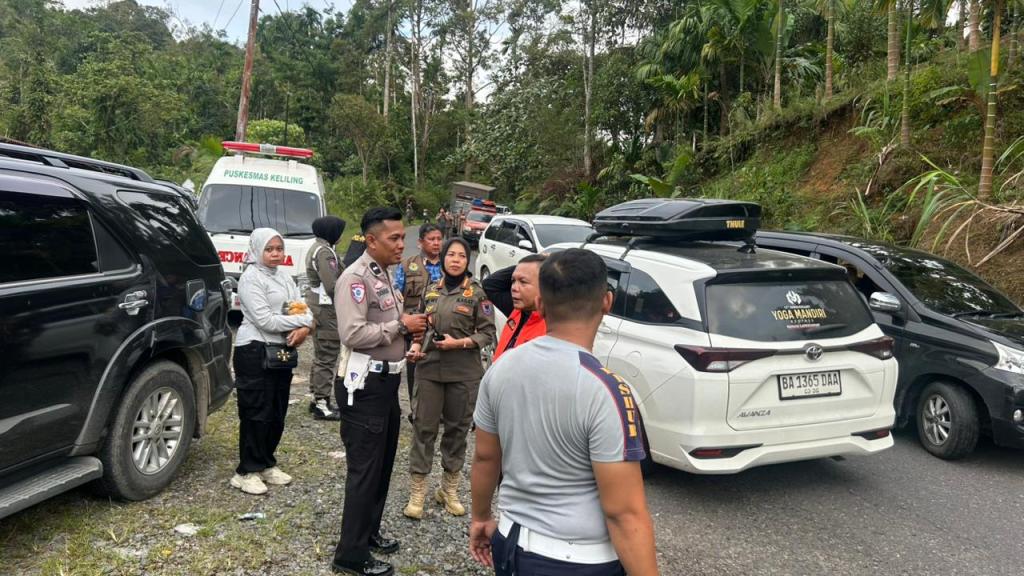 Polri Peduli, Sat Lantas Polres Payakumbuh Kawal Bantuan Kemanusiaan untuk Korban Musibah di Palembayan&nbsp;Agam