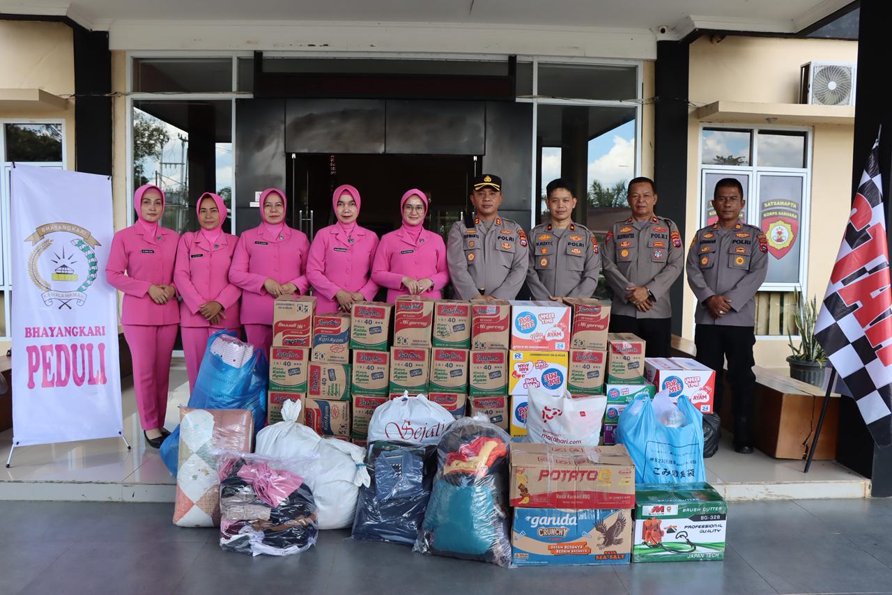 Peduli Sesama, Polres Dharmasraya Salurkan Bantuan ke Daerah Terdampak Banjir