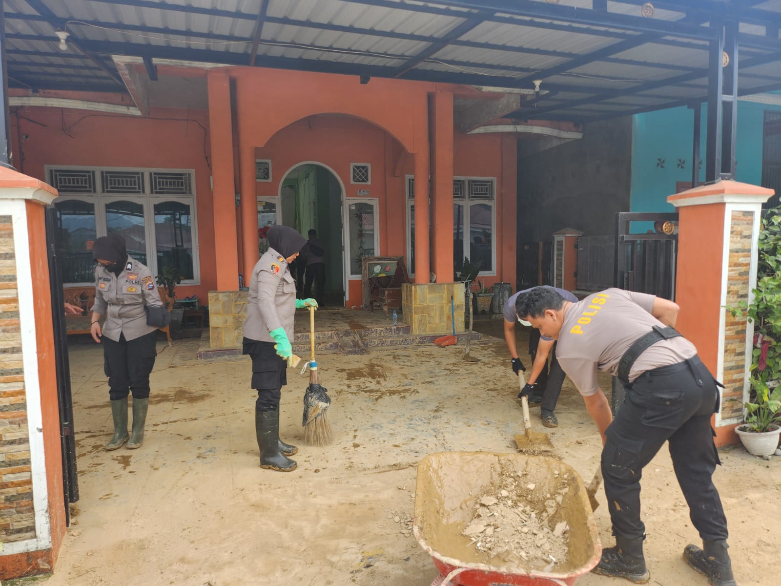 Bhakti Polri : Polda Sumbar Terus Kerahkan Ratusan Personel Bantu Warga Bersihkan Rumah Tertimbun Lumpur