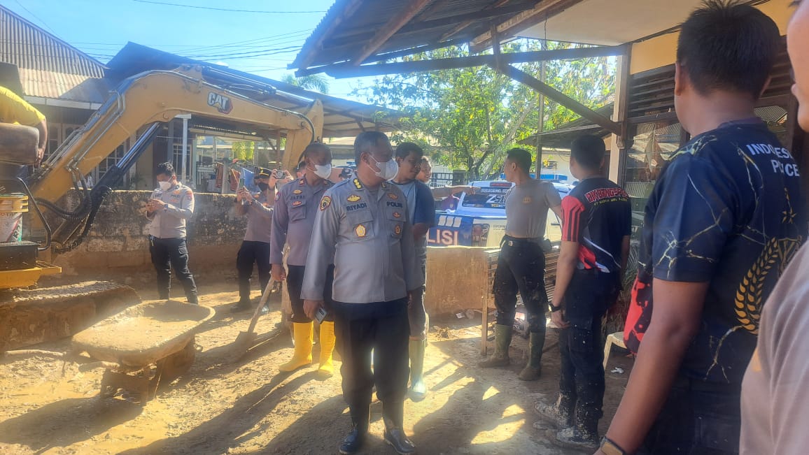 Dari Lumpur ke Harapan: Kombes Pol Riadi Nugroho Pimpin Posko 10 Pemulihan Korban Banjir di Koto Tangah