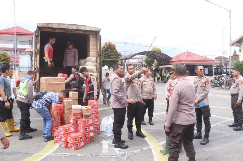 Kapolresta Bukittinggi Lepas Bantuan Sosial dan Personel untuk Bencana di Malalak&nbsp;Timur