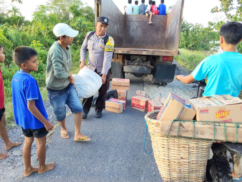 Bhabinkamtibmas Tiku V Jorong Jadi Garda Terdepan Pemulihan Pascabanjir, Warga: “Polri Selalu Hadir untuk&nbsp;Kami”