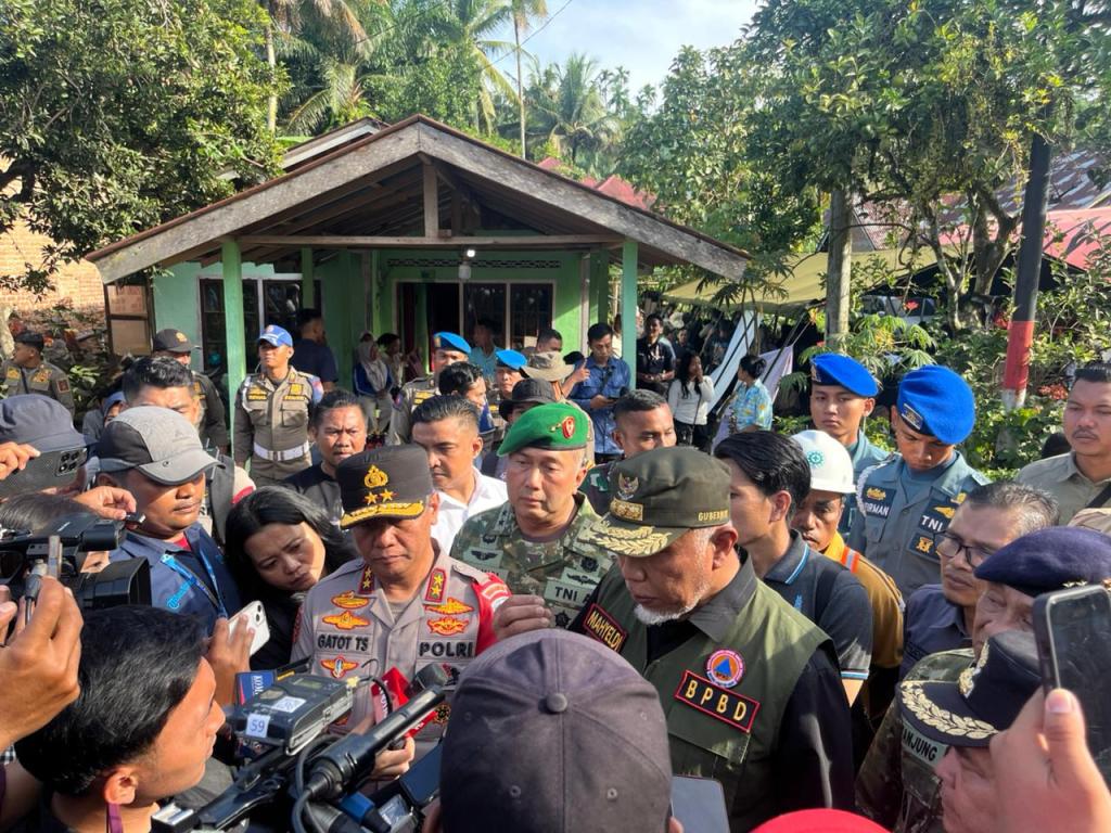 Kapolda Sumbar Dampingi Wapres Gibran Tinjau Lokasi Bencana, 174 Korban Telah&nbsp;Teridentifikasi