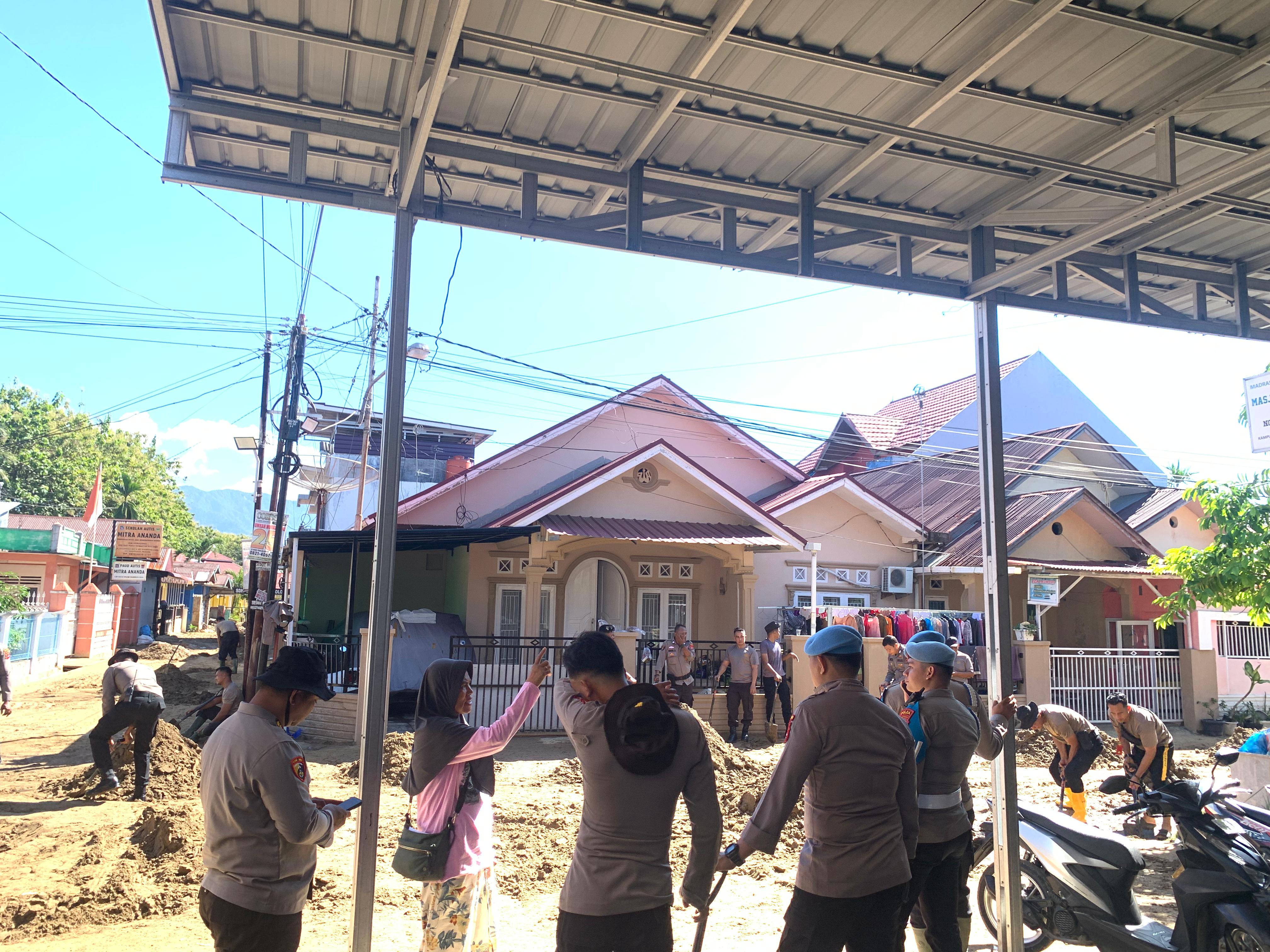 Tak Kenal Lelah, Kombes Pol Hardian Pimpin Posko 4 Lapai Bersihkan Lumpur di Rumah Warga Pasca Banjir Bandang
