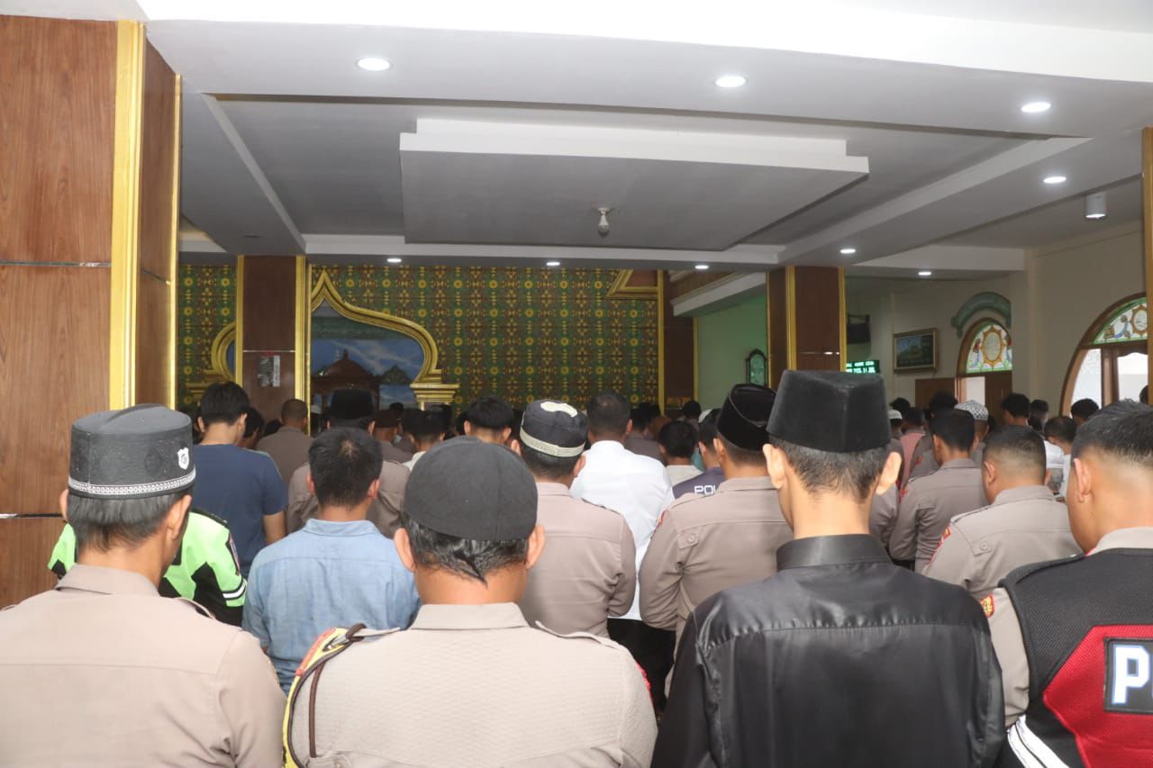 Polresta Bukittinggi dan Jamaah Masjid Baitul Amin Gelar Sholat Ghaib untuk Korban Bencana di Sumatera