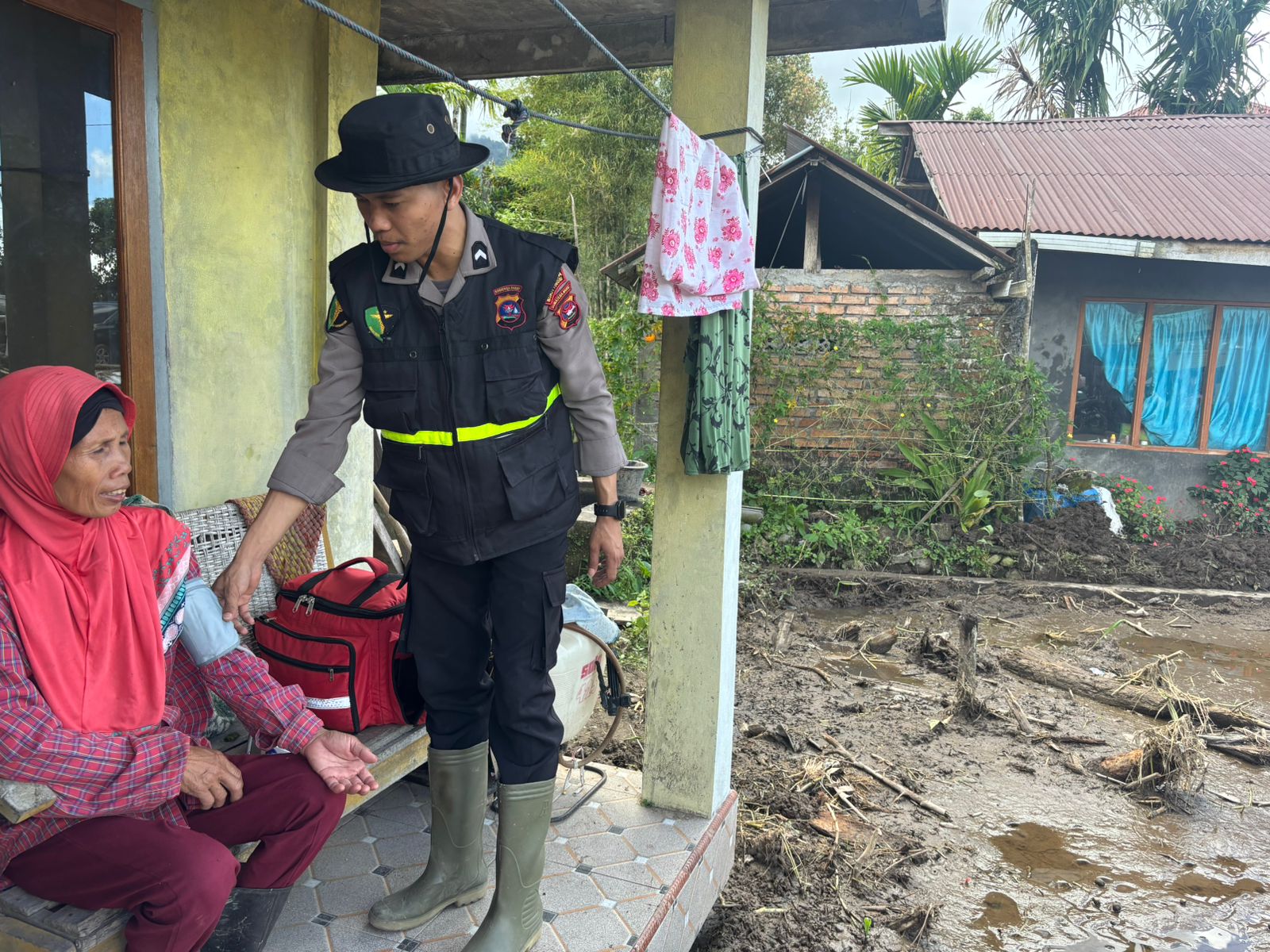 Polresta Bukittinggi Terjunkan Tim Dokkes untuk Layani Pemeriksaan Kesehatan Warga Terdampak Bencana di Malalak Timur
