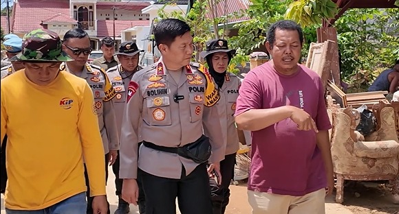 Kunjungi Posko Bencana Lapai dan Surau Gadang, Wakapolda Sumbar: Kehadiran Anggota untuk Meringankan Beban Warga 24&nbsp;Jam