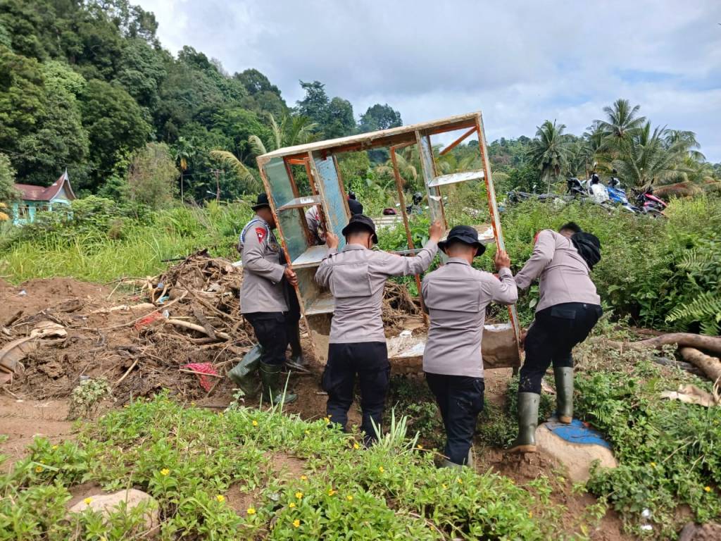 Pasca Bencana, Brimob Batalyon A Pelopor Bersihkan Rumah Warga di Batu&nbsp;Busuk