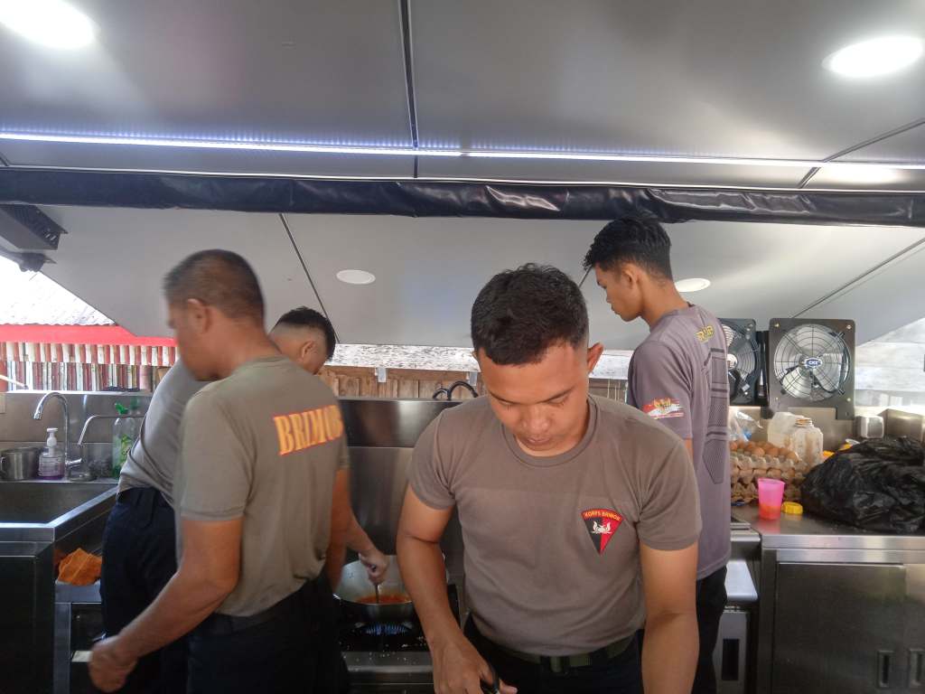 Solidaritas Bencana: Dapur Lapangan Brimob Siapkan Ratusan Porsi Sarapan di Simpang&nbsp;Gumarang