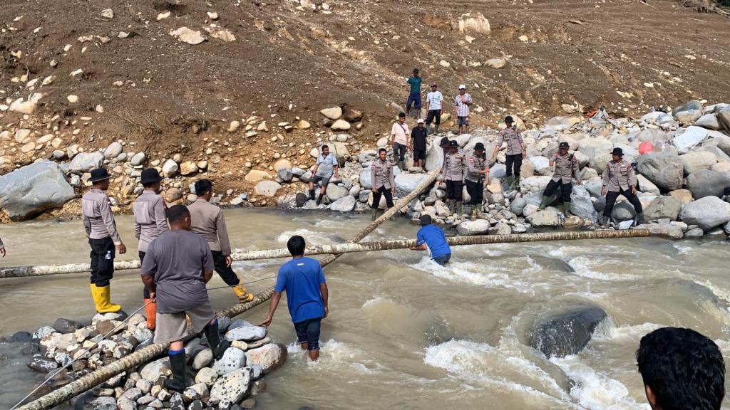 Bangun Solidaritas, Personel Brimob Polda Sumbar Bersama Warga Dirikan Jembatan Darurat di Salareh Aia&nbsp;Timur