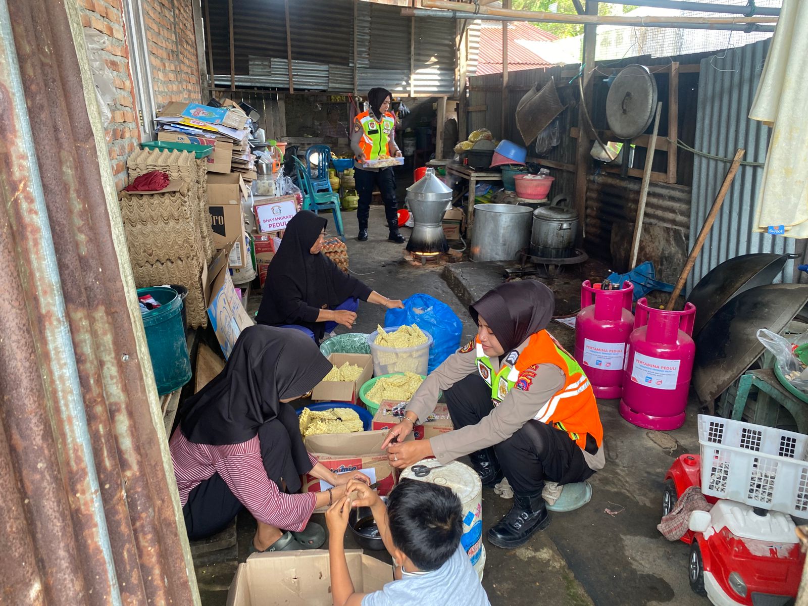 Bersama Merawat Luka: Polda Sumbar Pastikan Tidak Ada Warga Balai Gadang yang Lapar di Pengungsian Hari Ke-9