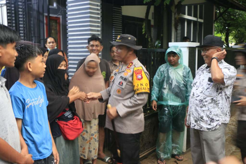 Alumni Akpol 1991 Resimen Bhara Daksa Salurkan Bansos untuk Warga Terdampak Banjir di&nbsp;Padang