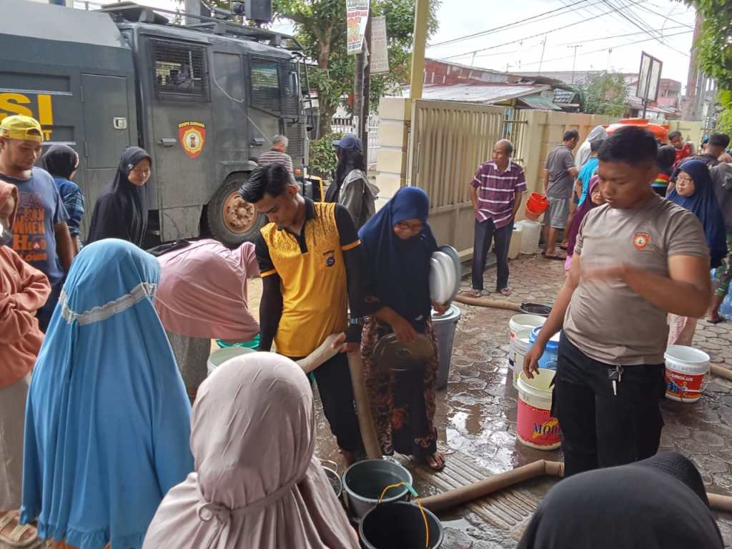 Polda Sumbar Distribusikan Air Bersih ke Wilayah Terdampak Banjir: RAN AWC Turun ke Siteba dan Surau&nbsp;Gadang