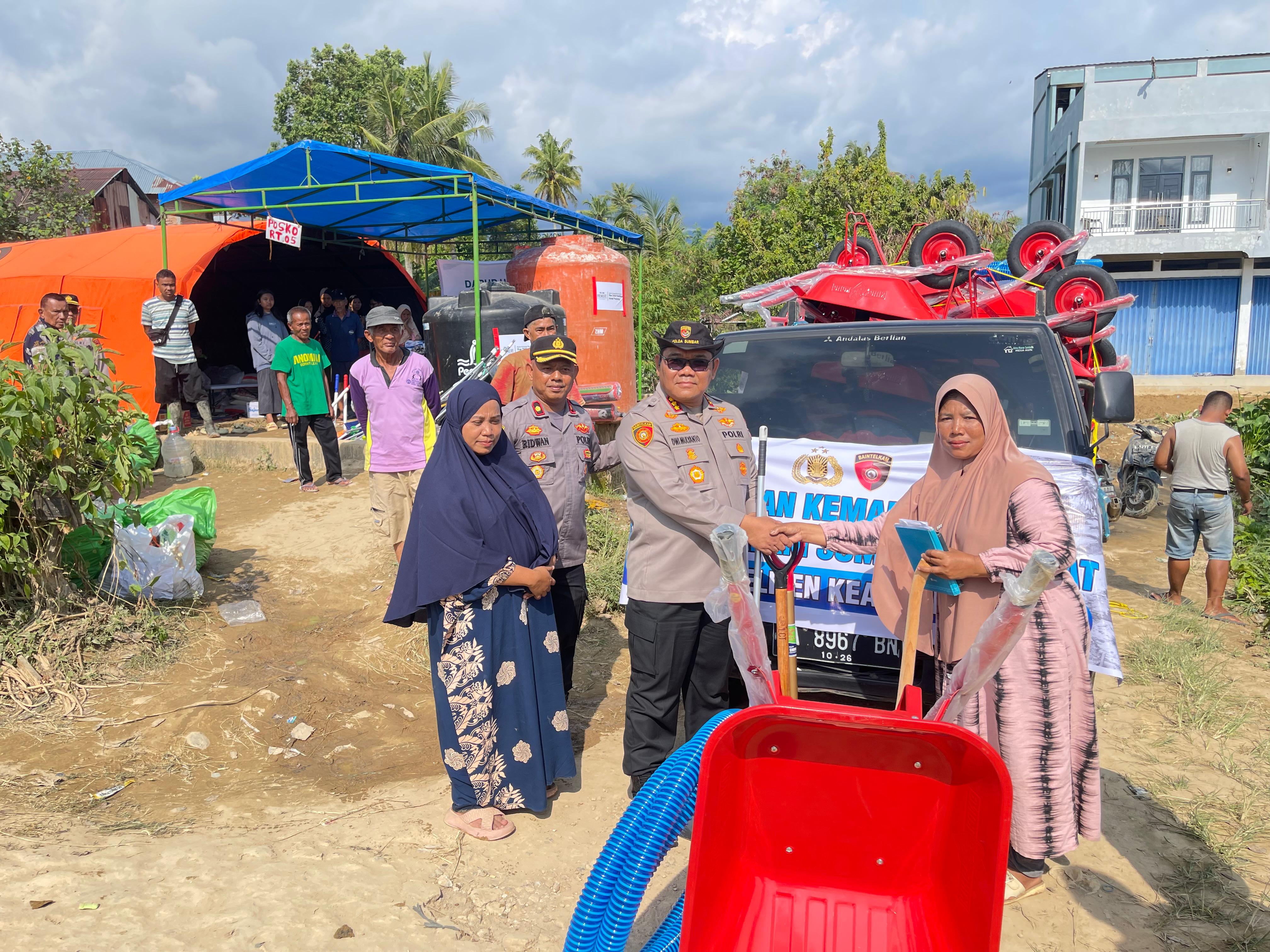 Baintelkam Polri Kirim Bantuan Peralatan Pembersihan Bencana ke Sumbar: Mesin Sedot Air Hingga Ribuan Sekop Didistribusikan