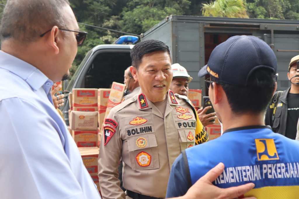 Kapolres Padang Panjang Dampingi Wakapolda Sumbar Tinjau Jalan Putus Akibat Banjir Bandang di Lembah&nbsp;Anai