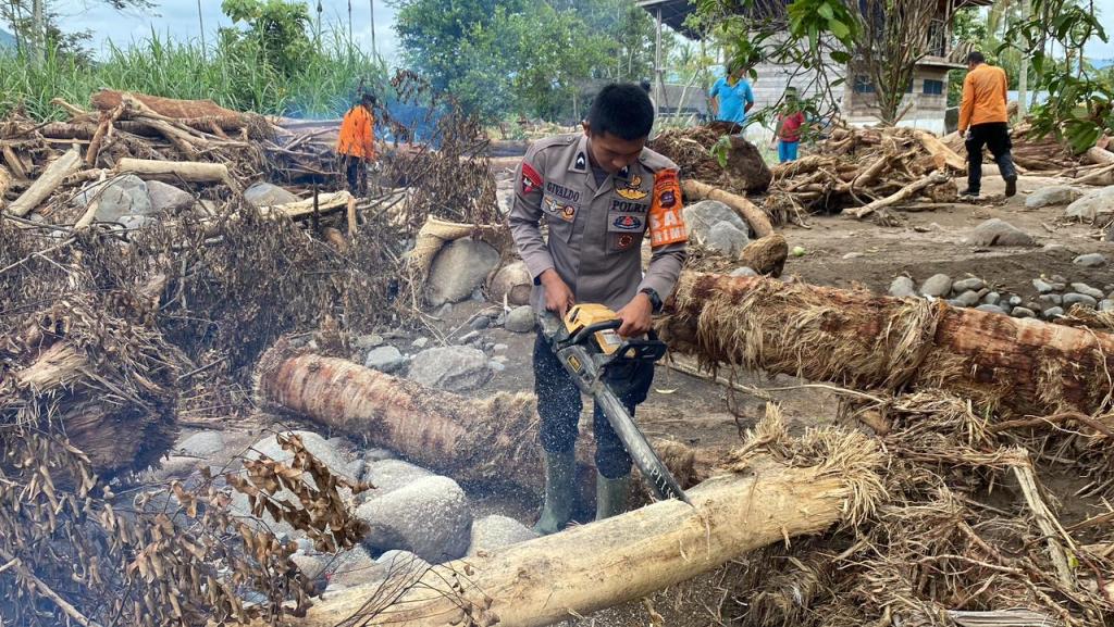 Pulihkan Akses dan Hunian, Personel Brimob dan BPBD Bangun Jembatan Darurat di&nbsp;Solok