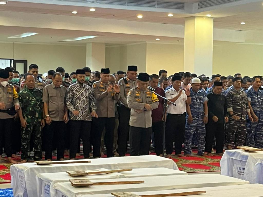 Kapolda Sumbar Pimpin Shalat Jenazah 24 Korban Banjir di Masjid Raya Al&nbsp;Minangkabawi