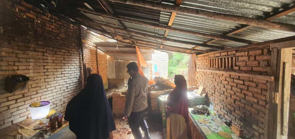 Kapolsek Harau Tinjau Rumah Warga Yang Rusak Akibat Material Longsor di Taratak&nbsp;Jorong