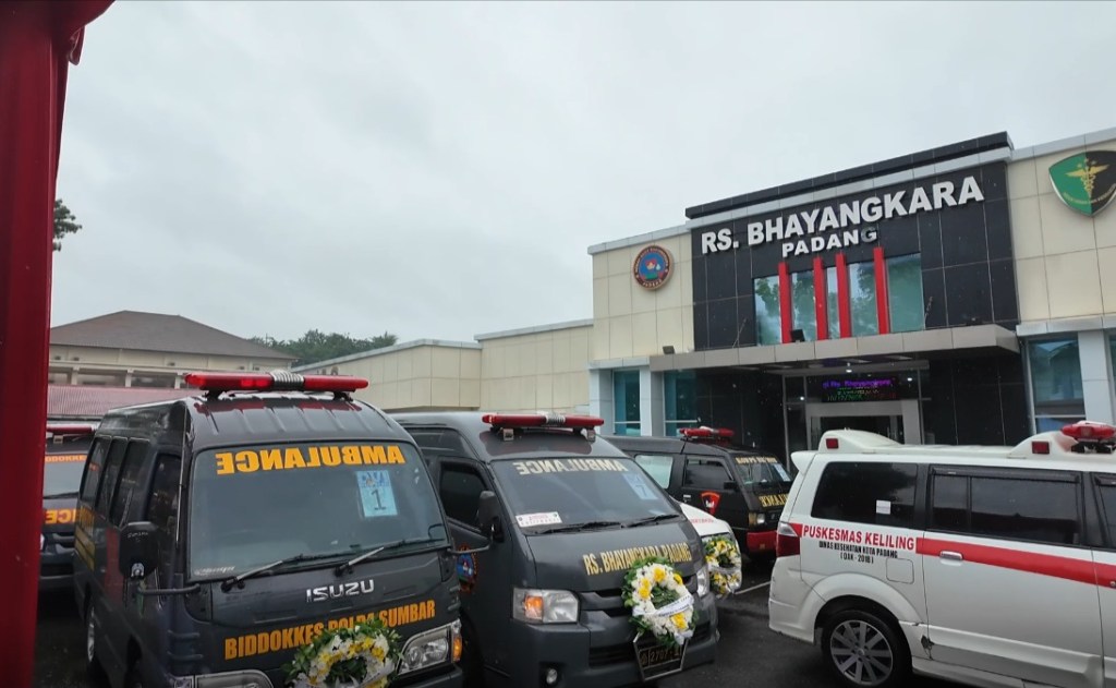 Penuh Duka dan Penghormatan, Polda Sumbar Antar 24 Korban Bencana ke Peristirahatan&nbsp;Terakhir