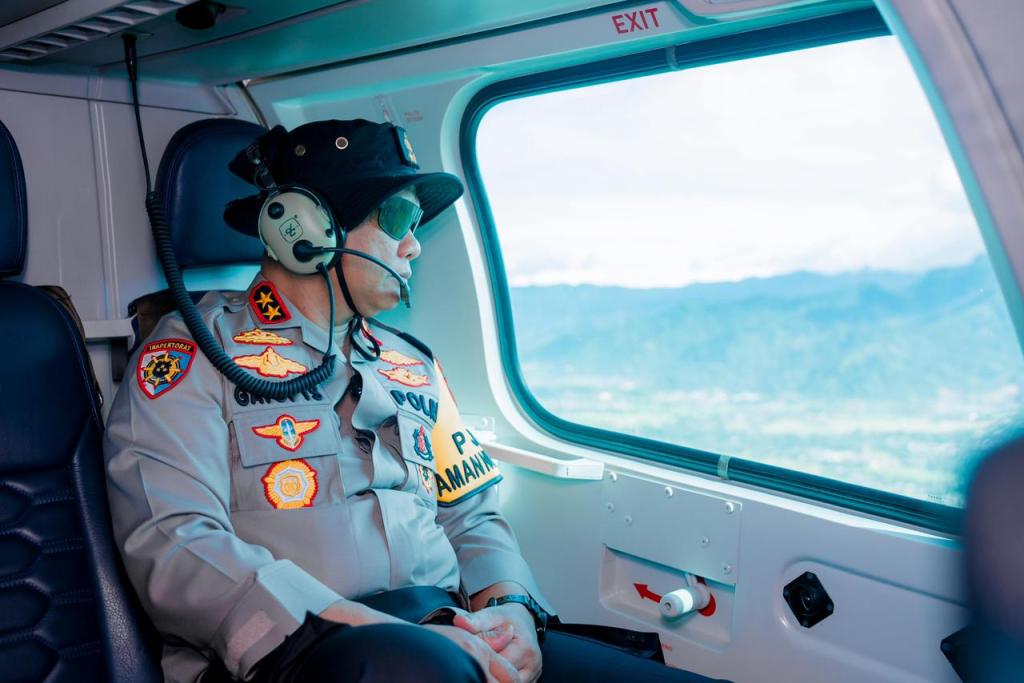 Kapolda Sumbar Lakukan Patroli Udara Pantau Kondisi Pasca Banjir di Sitinjau Lauik dan Jalur Padang–Bukittinggi