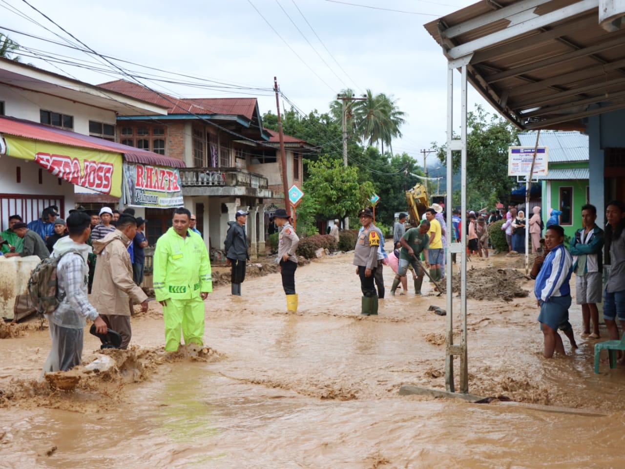 Hujan Deras Picu Banjir di Saningbaka dan Muaro Pinggai, Kapolres Solok Kota Cek Langsung Kondisi Warga