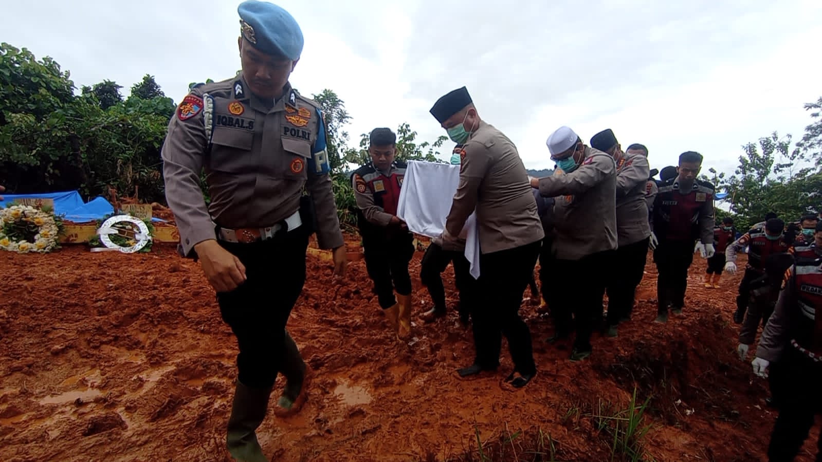 Pemakaman Massal Kedua Korban Banjir Bandang Sumbar: Satu Jenazah Asal Batang Anai Dikuburkan