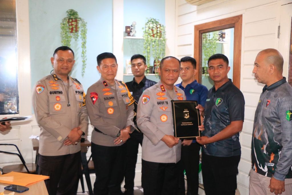 Dedikasi Tanpa Batas: Kapolda Sumbar Serahkan Penghargaan untuk Personel BKO DVI dari Polda Lampung dan&nbsp;Bengkulu