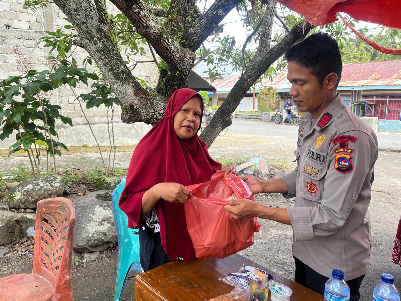 Satbrimob Polda Sumbar Salurkan 250 Bungkus Nasi untuk Korban Banjir Bandang di Tanah Datar