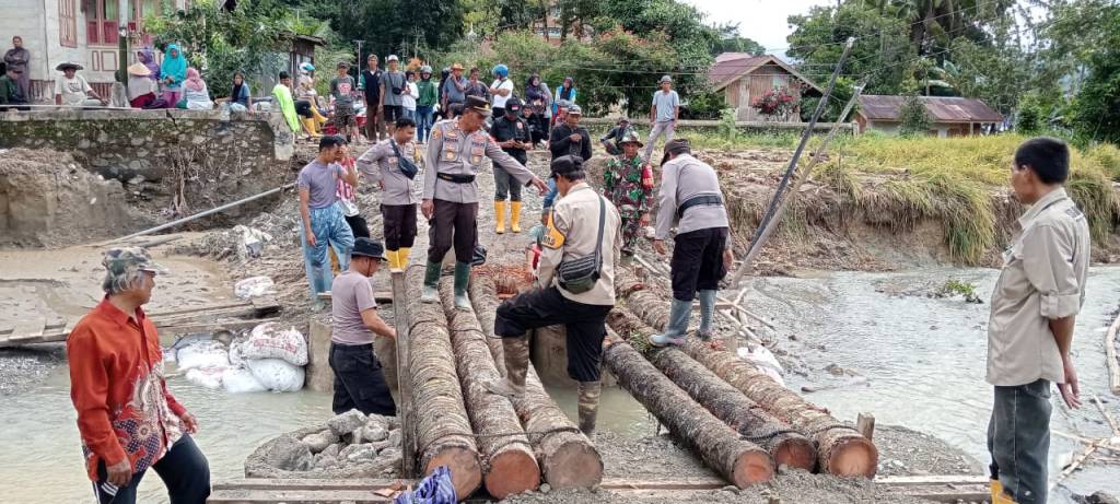 Personel Polsek Tanjung Raya Bangun Jembatan dan Jalan Darurat untuk Pulihkan Akses di&nbsp;Agam