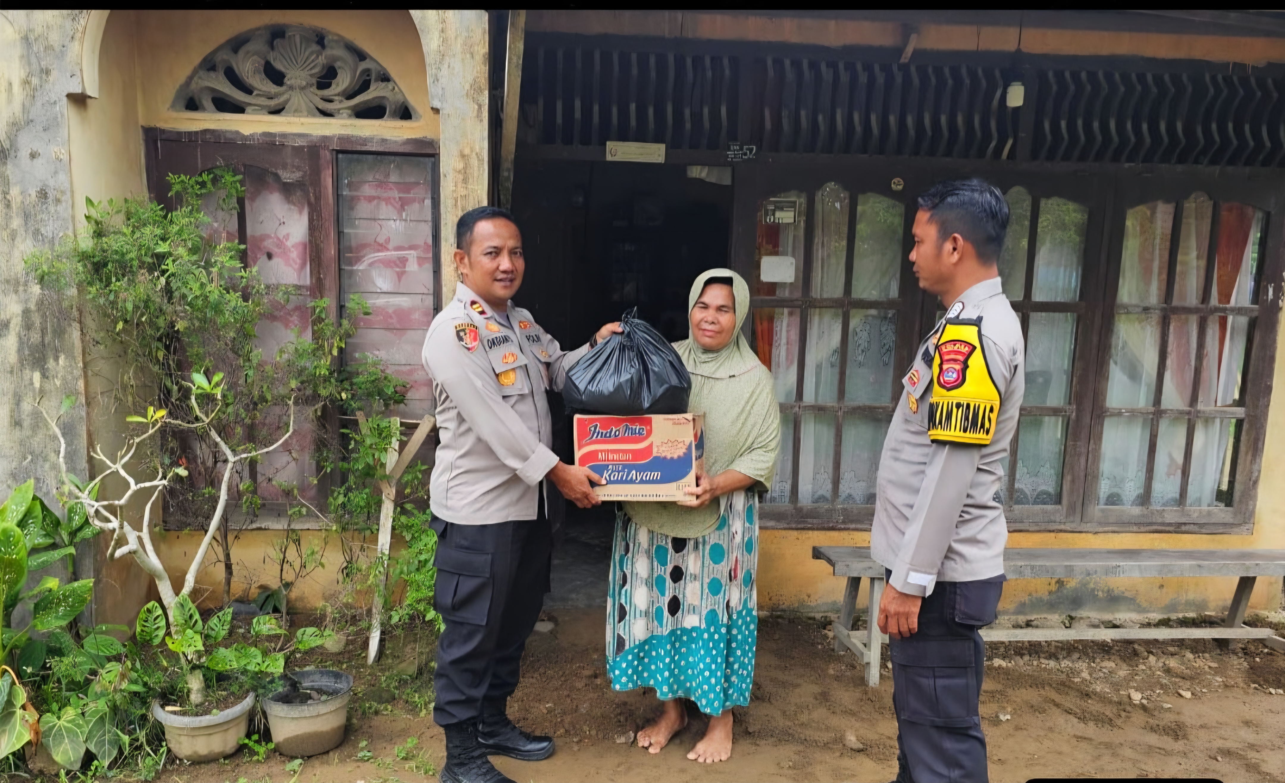 Polsek Ranah Pesisir Salurkan Bantuan Merata, Jangkau Tiga Kampung Terdampak Banjir di Pelangai Gadang