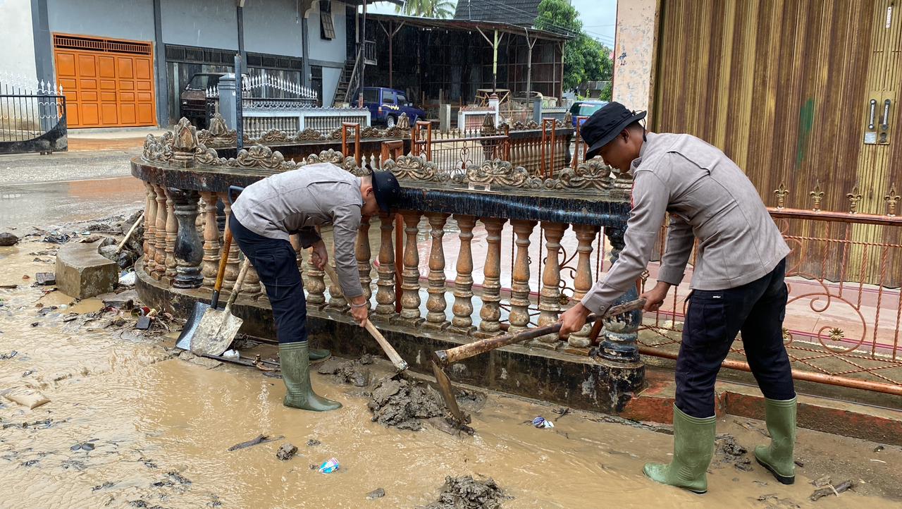Personel SAR Batalyon C Pelopor Bersama BPBD Bersihkan Jalan di Kabupaten Solok