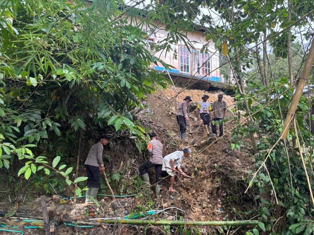 Pasca Bencana, Tim SAR Brimob Polda Sumbar Bersihkan Saluran Air di Tanah&nbsp;Datar