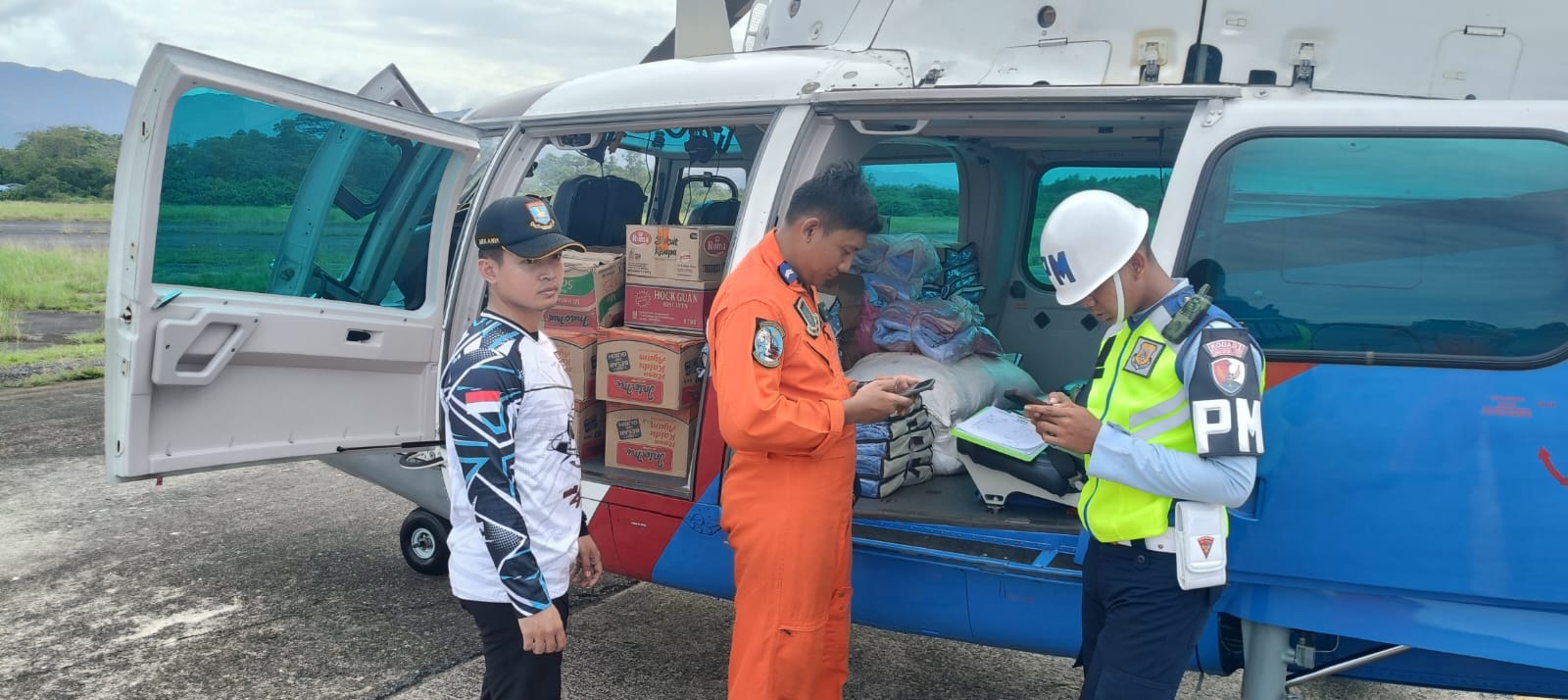 Misi Kemanusiaan Udara: Heli Dauphin Bawa Nakes dan 510 Kg Logistik ke Palembayan Agam