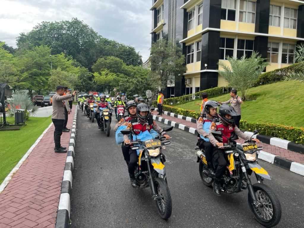 Irwasda Polda Sumbar Pimpin Pelepasan Bantuan Sembako ke Bayang Utara, Tindak Lanjut Respon Cepat Kapolda atas Aspirasi Warga di Media&nbsp;Sosial