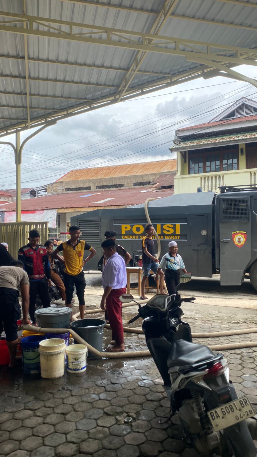 Dit Samapta Polda Sumbar Kembali Kerahkan AWC Distribusikan Air Bersih di Padang Terdampak Banjir, Dua Lokasi Kritis&nbsp;Terlayani