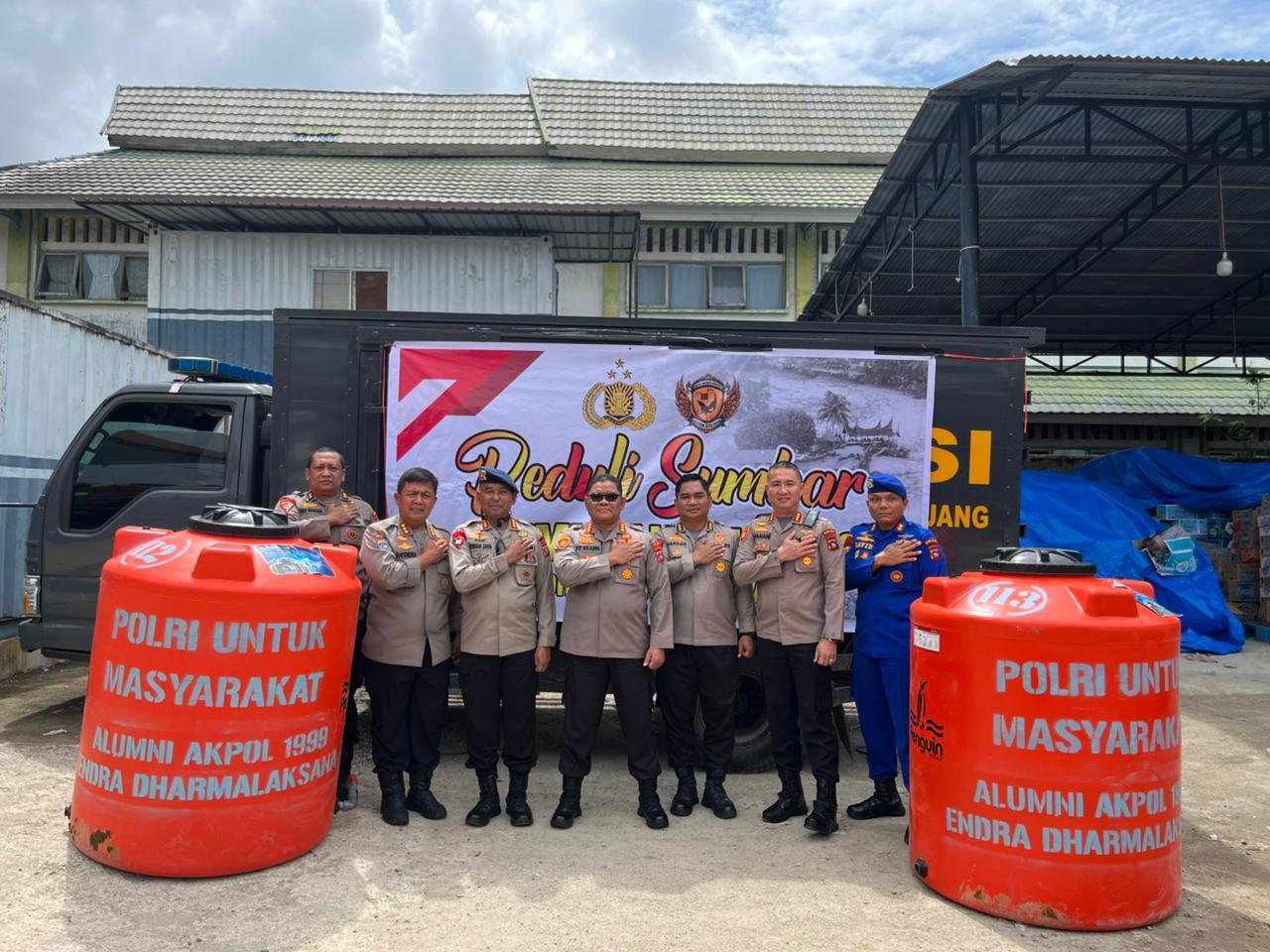 Alumni Akpol 1999 Endra Dharmalaksana Turun Langsung, Salurkan Termon Air untuk Warga Terdampak Bencana di Lapai