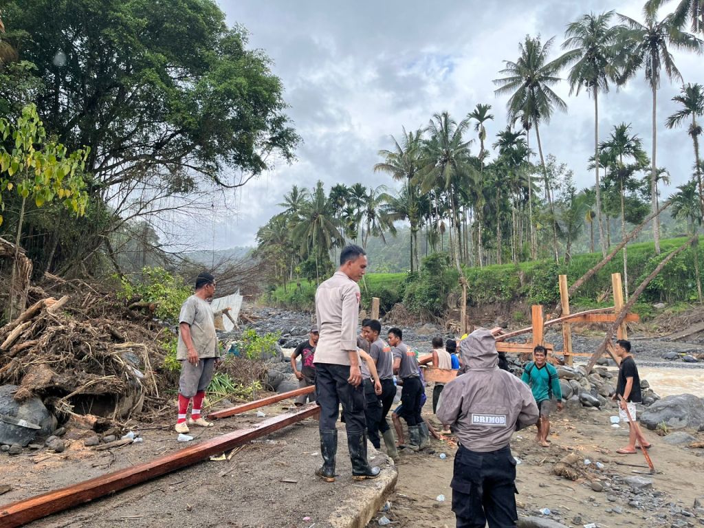 Satbrimob Polda Sumbar Bangun Jembatan Darurat dan Cari Korban Hilang di&nbsp;Malalak