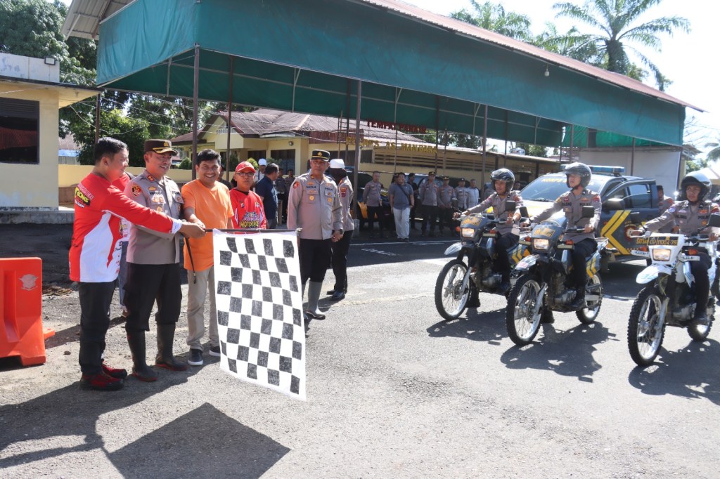 Donasi Hasil Penjualan Tiket Grasstrack Motocross, Kapolres Pasaman Barat Salurkan Bantuan Kepada Masyarakat Terdampak Bencana di Sasak Ranah&nbsp;Pasisie